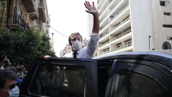 Emmanuel Macron in Siegerpose nach einem Rundgang durch die Straßen von Beirut Emmanuel Macron in Siegerpose nach einem Rundgang durch die Straßen von Beirut