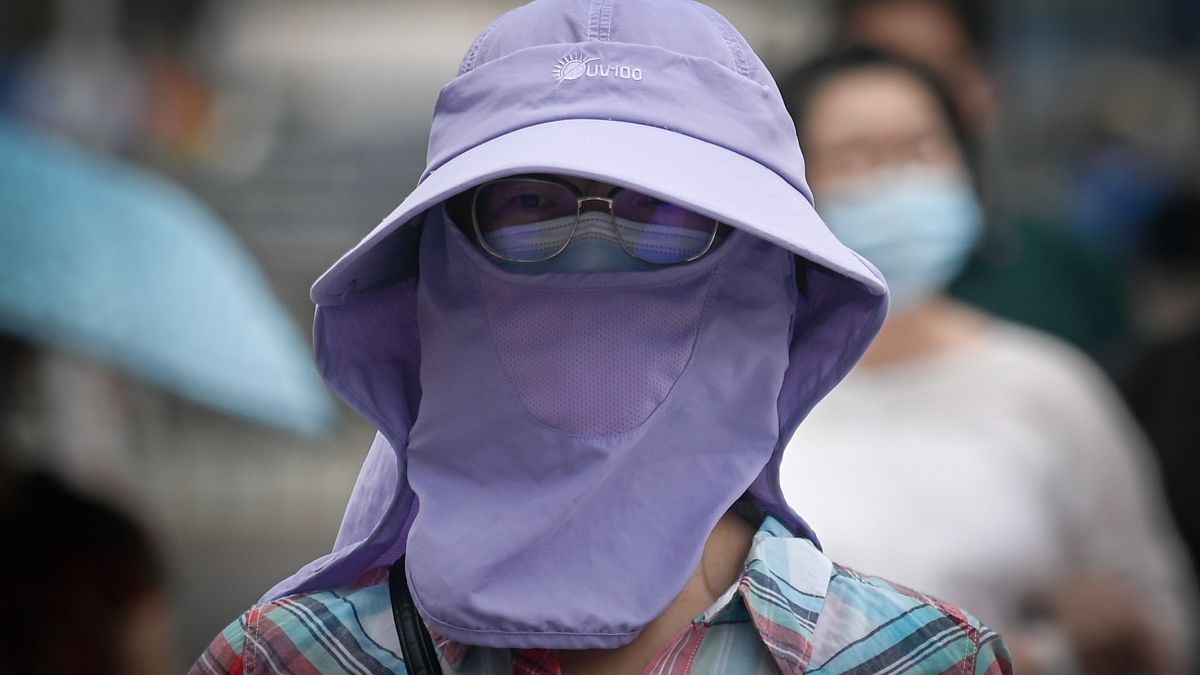 Çin'in başkenti Pekin'de Covid-19'a karşı maske takan bir kadın