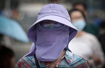 Çin'in başkenti Pekin'de Covid-19'a karşı maske takan bir kadın