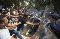معترضان به قطع شدید برق در لبنان، در برابر وزارت انرژی این کشور، با پلیس درگیر شده‌اند. ۴ اوت ۲۰۲۰