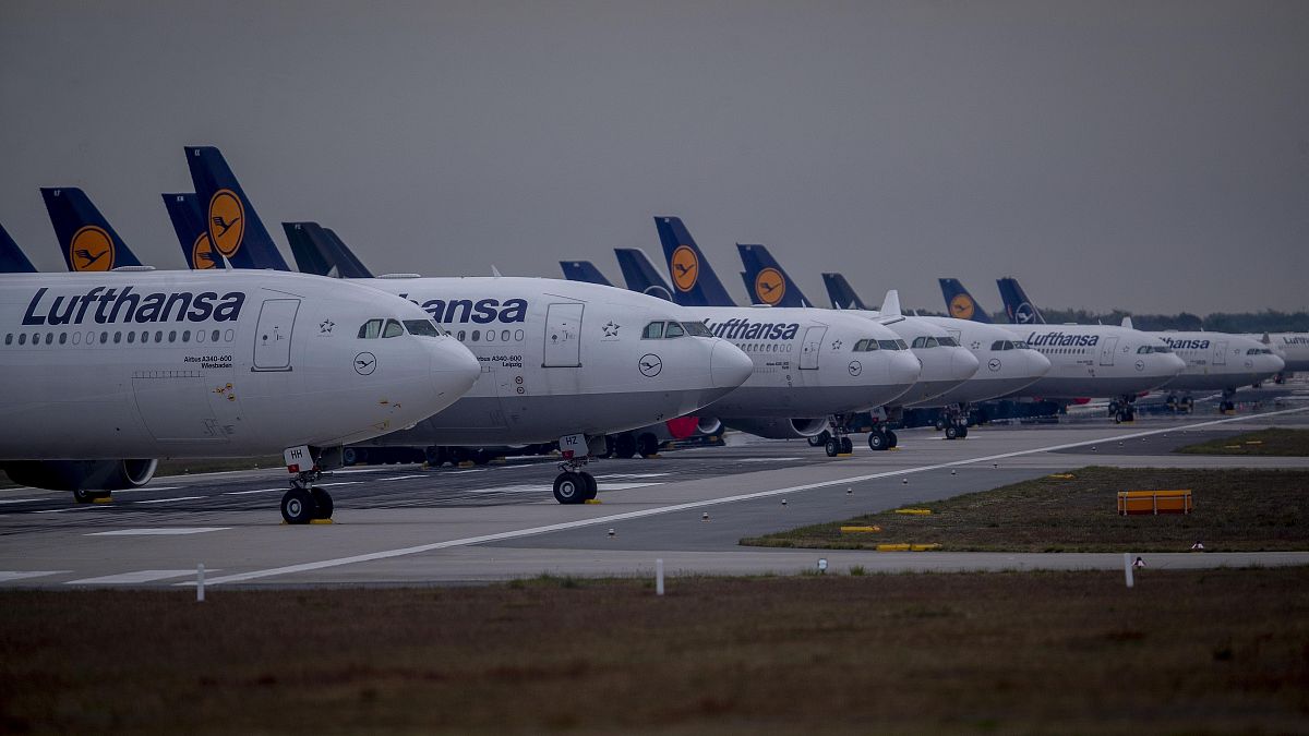 طائرات شركة طيران لوفتهانزا الألمانية متوقفة على مدرج في مطار فرانكفورت
