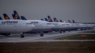 طائرات شركة طيران لوفتهانزا الألمانية متوقفة على مدرج في مطار فرانكفورت