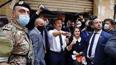 Frankreichs Präsident Emmanuel Macron nach der Ankunft in Beirut