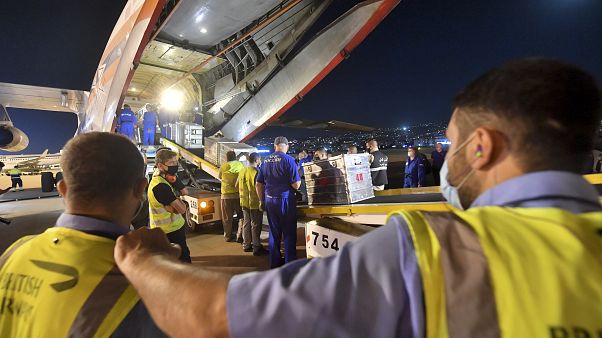 Los trabajadores descargan la ayuda humanitaria proveniente de Rusia en un aeropuerto de Beirut, Líbano, el 5 de agosto de 2020. Los trabajadores descargan la ayuda humanitaria proveniente de Rusia en un aeropuerto de Beirut, Líbano, el 5 de agosto de 2020.