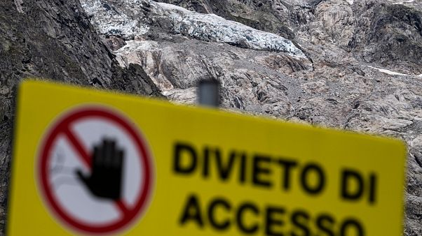 Un panneau indique "interdit d'accès" devant le glacier de Planpincieux, à Courmayeur - Italie - le 6 août 2020 Un panneau indique "interdit d'accès" devant le glacier de Planpincieux, à Courmayeur - Italie - le 6 août 2020
