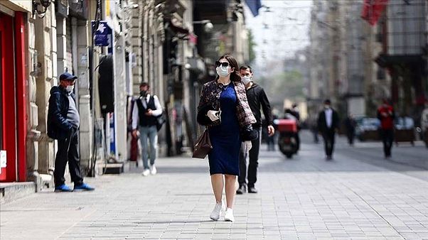 Türkiye'de kadınlar erkeklere nazaran 4 kat ev işi yapıyor. Türkiye'de kadınlar erkeklere nazaran 4 kat ev işi yapıyor.