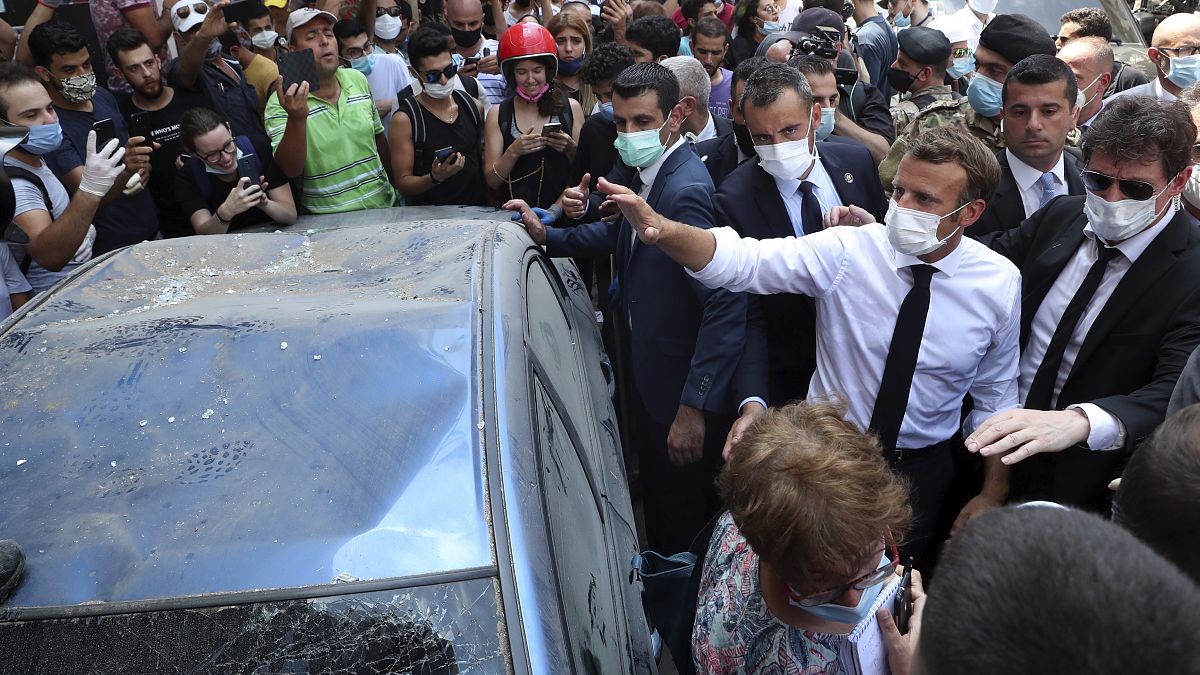 الرئيس الفرنسي إمانويل ماكرون يلتقى لبنانيين في شوارع بيروت