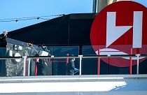 خدمه کشتی در حال ضدعفونی کردن کشتی در بندر ترومسو نروژ
