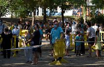 Des personnes attendant de se faire dépister à Ripollet en Catalogne, le 6 août 2020