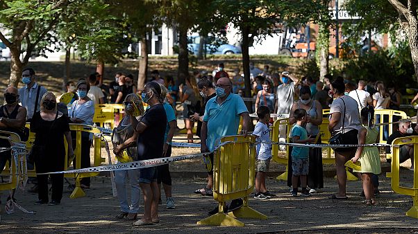 Des personnes attendant de se faire dépister à Ripollet en Catalogne, le 6 août 2020 Des personnes attendant de se faire dépister à Ripollet en Catalogne, le 6 août 2020