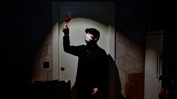 Weinprobe mit Maske Weinprobe mit Maske