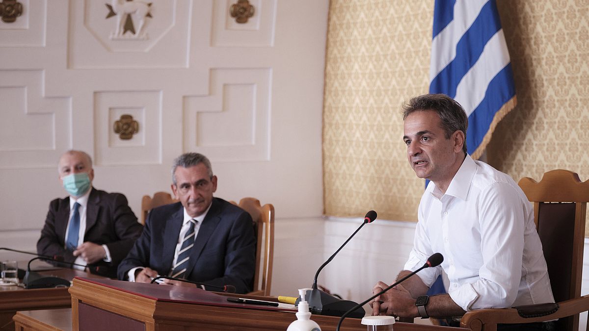 Ο πρωθυπουργός της Ελλάδας Κυριάκος Μητσοτάκης μιλά κατά τη διάρκεια σύσκεψης με φορείς του τουρισμού στην αίθουσα του Περιφερειακού Συμβουλίου Νοτίου Αιγαίου, Ρόδος