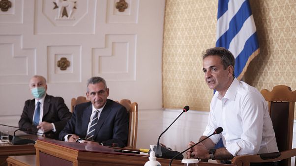 Ο πρωθυπουργός της Ελλάδας Κυριάκος Μητσοτάκης μιλά κατά τη διάρκεια σύσκεψης με φορείς του τουρισμού στην αίθουσα του Περιφερειακού Συμβουλίου Νοτίου Αιγαίου, Ρόδος Ο πρωθυπουργός της Ελλάδας Κυριάκος Μητσοτάκης μιλά κατά τη διάρκεια σύσκεψης με φορείς του τουρισμού στην αίθουσα του Περιφερειακού Συμβουλίου Νοτίου Αιγαίου, Ρόδος