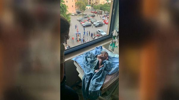 ولادة رضيع أثناء حدوث الإنفجار الذي هز مرفأ بيروت ولادة رضيع أثناء حدوث الإنفجار الذي هز مرفأ بيروت