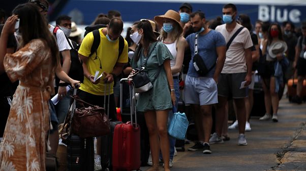 Yunanistan'ın Pire Limanı'nda feribot kuyruğunda bekleyene turistler Yunanistan'ın Pire Limanı'nda feribot kuyruğunda bekleyene turistler