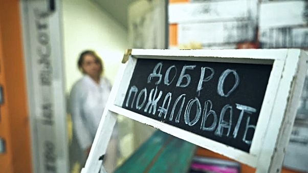 Предприниматель Карина Ляшко заходит в центр отдыха. Предприниматель Карина Ляшко заходит в центр отдыха.