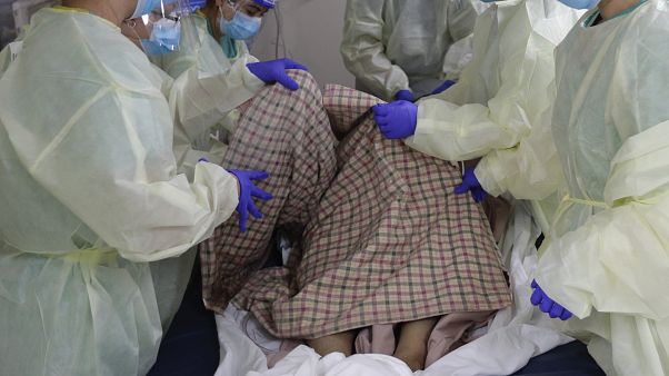 مريض مصاب بفيروس كورونا في مستشفى في تكساس مريض مصاب بفيروس كورونا في مستشفى في تكساس
