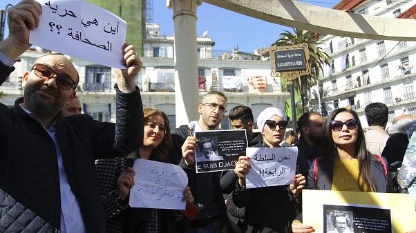 صحفيون جزائريون يتظاهرون في ساحة حرية الصحافة بالجزائر العاصمة صحفيون جزائريون يتظاهرون في ساحة حرية الصحافة بالجزائر العاصمة