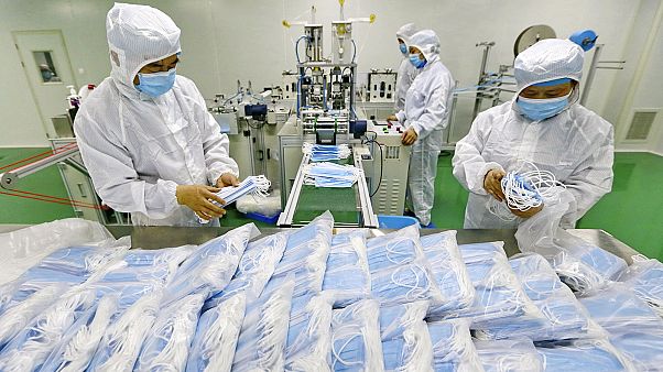 Archives : employés dans une usine de masques chirurgicaux dans la ville de Suining dans le sud-ouest de la Chine, le 7 février 2020 Archives : employés dans une usine de masques chirurgicaux dans la ville de Suining dans le sud-ouest de la Chine, le 7 février 2020