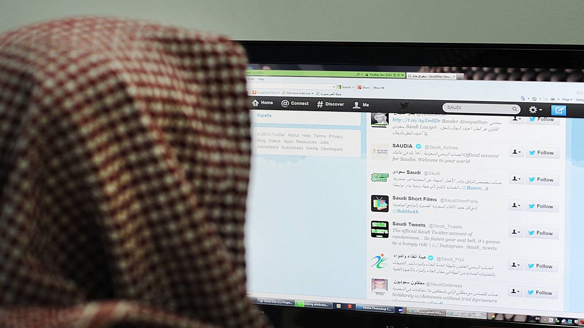 رجل سعودي يتصفح تويتر من مكتبه في الرياض، 30 يناير 2013