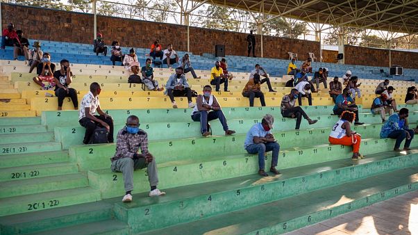 Ruandesi rieducati allo stadio, per non aver rispettato le regole anti-Covid Ruandesi rieducati allo stadio, per non aver rispettato le regole anti-Covid