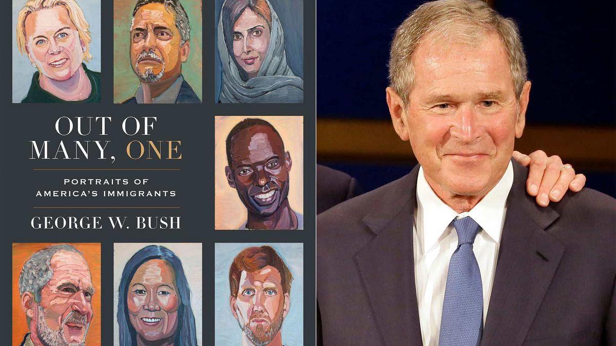 الرئيس الأمريكي السابق جورج دبليو بوش مع صورة لغلاف الكتاب