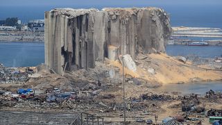 مرفأ بيروت وتبد إهراءات القمح مدمرة بشكل شبه كامل فيه بعد الانفجار