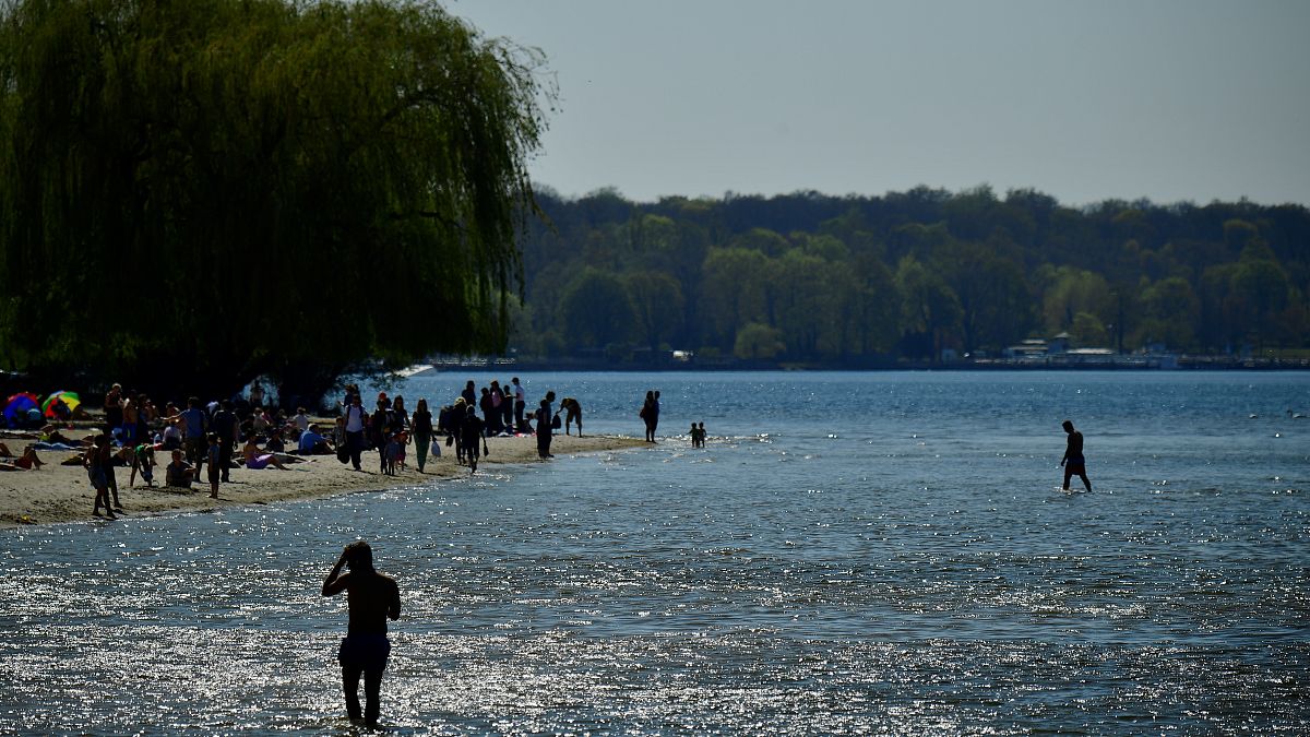 Des baigneurs au bord du lac de Wannsee à Berlin, avril 2019. 