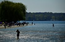 Des baigneurs au bord du lac de Wannsee à Berlin, avril 2019.