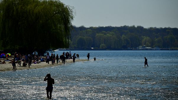 Des baigneurs au bord du lac de Wannsee à Berlin, avril 2019. Des baigneurs au bord du lac de Wannsee à Berlin, avril 2019.