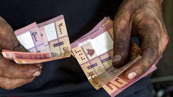 Un mecánico de bicicletas cuenta billetes en Líbano Un mecánico de bicicletas cuenta billetes en Líbano
