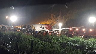 El avión partido en dos tras salirse de la pista de aterrizaje
