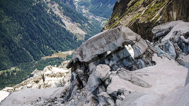 Mont Blanc: Gletschereis droht herunterzubrechen Mont Blanc: Gletschereis droht herunterzubrechen