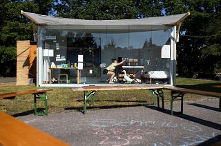 پنج هنرمند خود را در اتاقک‌های شیشه‌ای قرنطینه کردند