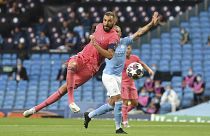 كريم بنزيمة لاعب ريال مدريد يسدد الكرة في ملعب مانشستر سيتي الجمعة 7 أغسطس 2020