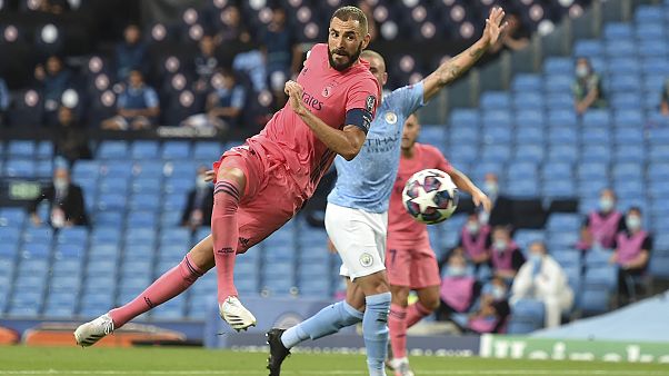 كريم بنزيمة لاعب ريال مدريد يسدد الكرة في ملعب مانشستر سيتي الجمعة 7 أغسطس 2020 كريم بنزيمة لاعب ريال مدريد يسدد الكرة في ملعب مانشستر سيتي الجمعة 7 أغسطس 2020