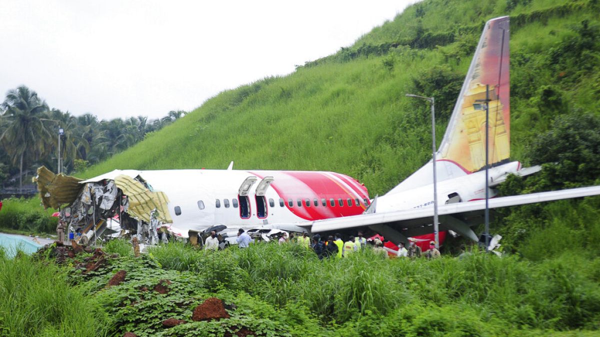 Rosszul ért földet egy Boeing, 17 ember meghalt egy indiai reptéren