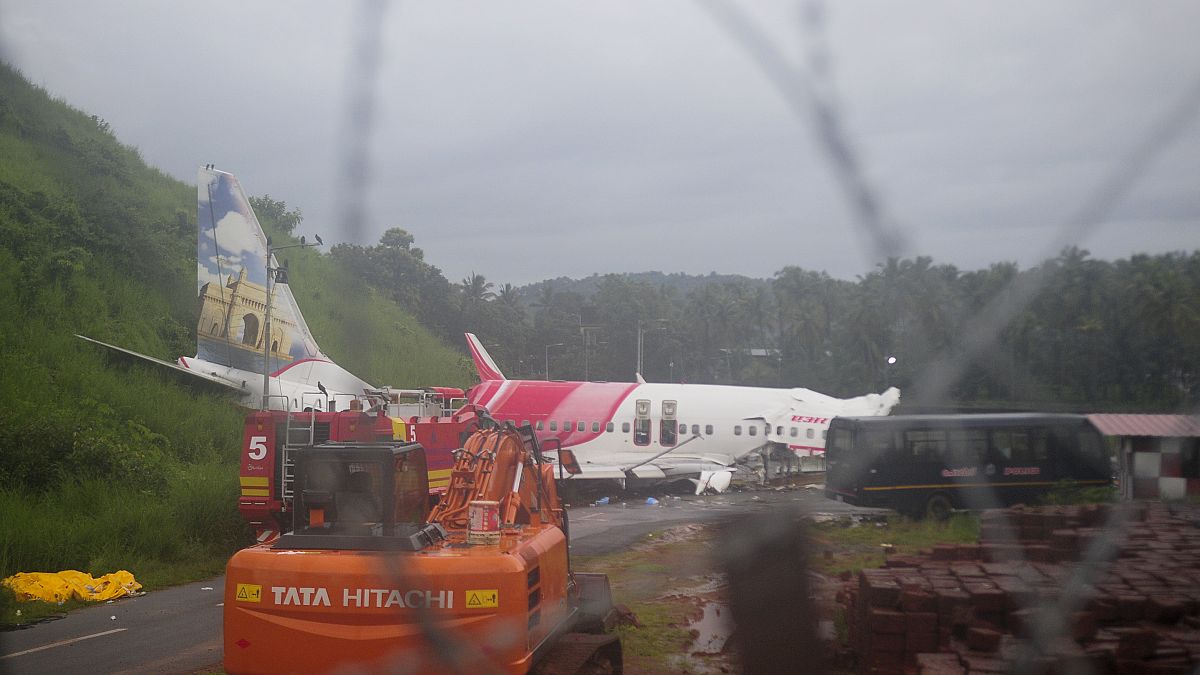الطائرة التابعة لشركة الطيران الهندية "إير إنديا إكسبريس" خرجت عن المدرج خلال عملية الهبوط بسبب الأمطار الغزيرة 