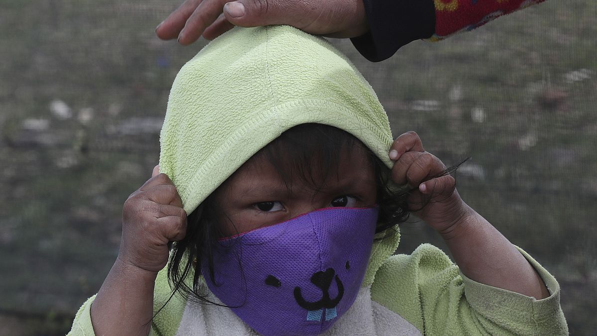 Ekvador'da maske takan bir çocuk