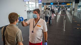 Érkező utas testhőmérsékletét mérik a Liszt Ferenc-repülőtéren