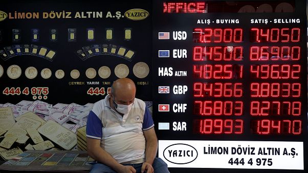 İstanbul'da bir döviz bürosu tabelası İstanbul'da bir döviz bürosu tabelası