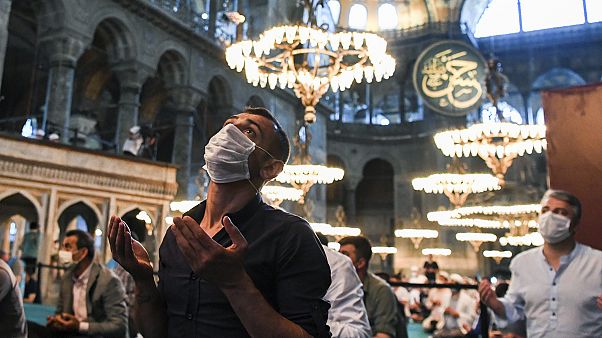 Ayasofya'da dua eden bir kişi Ayasofya'da dua eden bir kişi