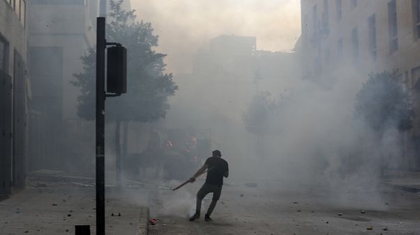 من الاحتجاجات في وسط المدينة بالقرب من مقر البرلمان من الاحتجاجات في وسط المدينة بالقرب من مقر البرلمان