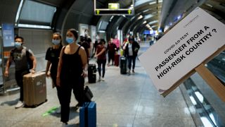 Указатели для пассажиров из зон с наибольшей эпидемической опасностью в аэропорту Франкфурта