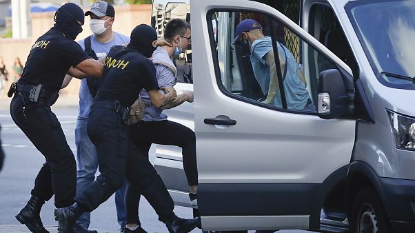 La policía detiene a un hombre en Minsk, Bielorrusia, el 8 de agosto de 2020. La policía detiene a un hombre en Minsk, Bielorrusia, el 8 de agosto de 2020.
