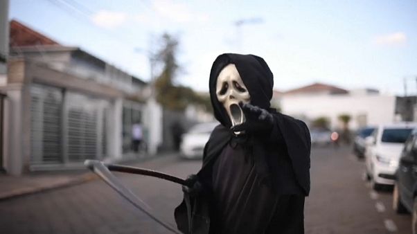Attori travestiti da "Morte" si aggirano per il Brasile. Attori travestiti da "Morte" si aggirano per il Brasile.