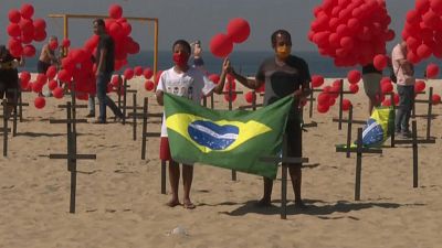 Mil globos rojos y cruces negras en la playa de Copacabana en memoria de las víctimas del Covid-19