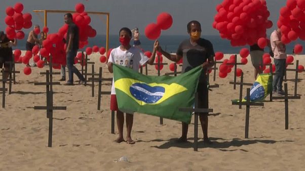 Mil globos rojos y cruces negras en la playa de Copacabana en memoria de las víctimas del Covid-19 Mil globos rojos y cruces negras en la playa de Copacabana en memoria de las víctimas del Covid-19