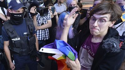La militante LGBT connue sous le nom de "Margot" face à la police à Varsovie, Pologne, vendredi 7 août 2020