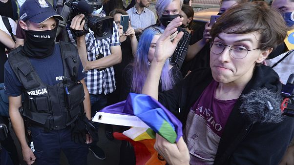La militante LGBT connue sous le nom de "Margot" face à la police à Varsovie, Pologne, vendredi 7 août 2020 La militante LGBT connue sous le nom de "Margot" face à la police à Varsovie, Pologne, vendredi 7 août 2020